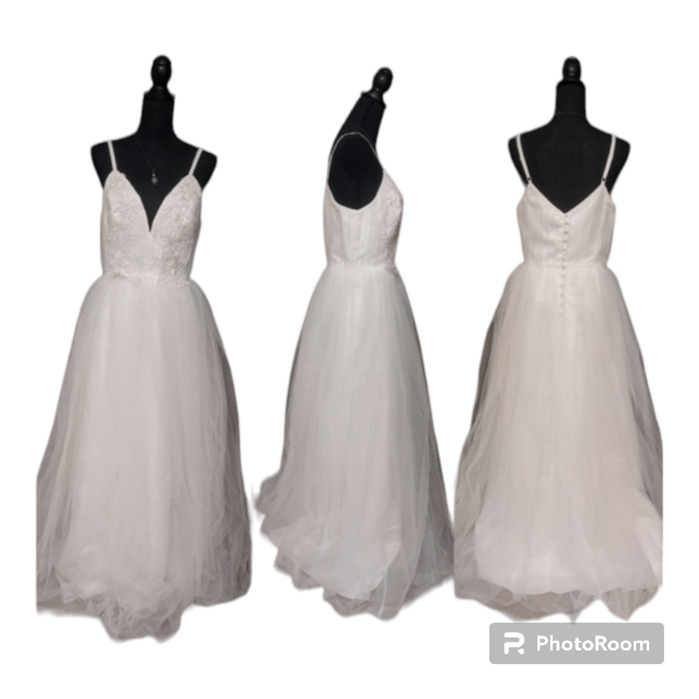 🆕 Chi Chi London Vintage White Plunge Embroidered Neckline Wedding Dress
